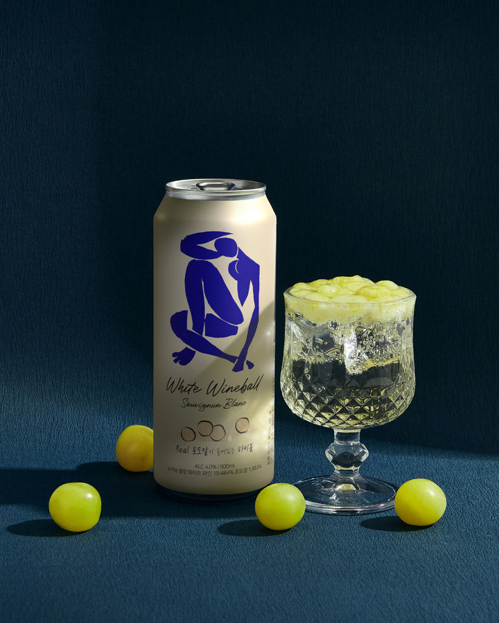 [서울=뉴시스] 세븐일레븐과 카브루가 국내 최초로 하이볼과 와인을 결합한 와인볼의 또 다른 신제품인 '화이트 와인볼 쇼비뇽 블랑'을 선보인다고 25일 밝혔다. (사진=세븐일레븐 제공) *재판매 및 DB 금지