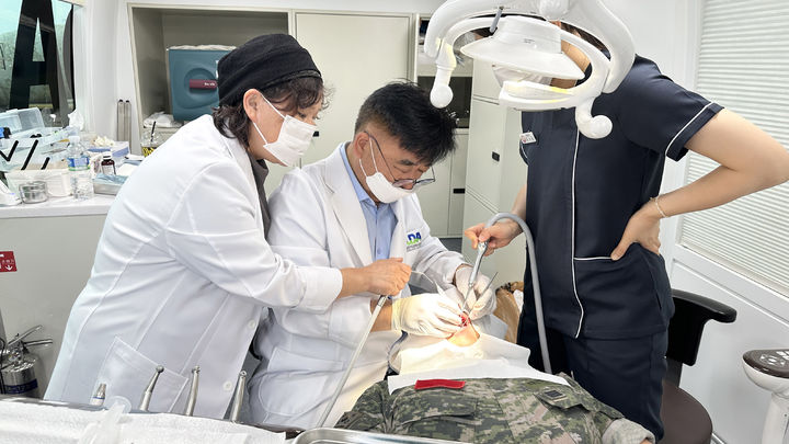 [서울=뉴시스] 국군 장병이 '닥터자일리톨 버스가 간다!' 캠페인을 통해 구강 진료를 받고 있다. (사진=롯데웰푸드 제공) 2025.06.25. *재판매 및 DB 금지