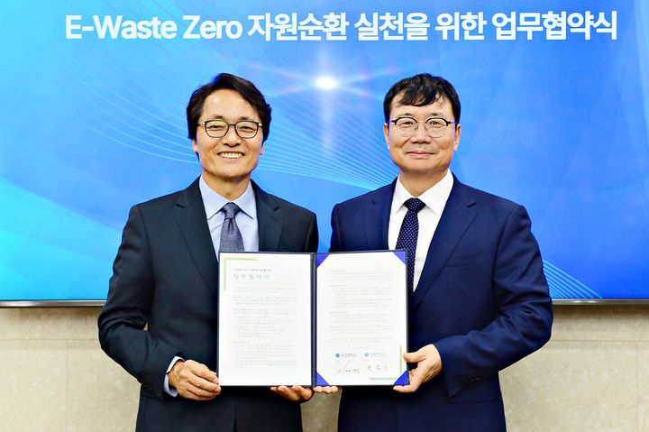 삼육대 제해종 총장(왼쪽)과 E-순환거버넌스 정덕기 이사장이 협약서를 들고 기념사진을 찍고 있다. (사진=삼육대 제공) *재판매 및 DB 금지