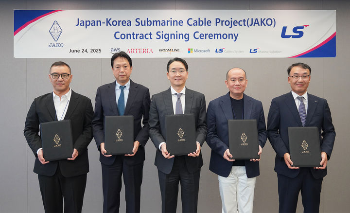 [서울=뉴시스]한일 해저통신망 구축 프로젝트(JAKO·Japan-Korea) 서명식이 24일 오후 서울 용산구 LS용산타워에서 진행됐다. 이한욱 AWS APAC 백본 총괄(왼쪽부터), 다츠야 아베 아르테리아 네트웍스 대표, 한윤재 드림라인 대표, 스탠리 임 마이크로소프트 상무, 주완섭 LS전선 통신·산업솔루션사업본부장(전무)가 기념 촬영을 하고 있다. (사진 = LS전선) 2025.06.25. photo@newsis.com&nbsp; *재판매 및 DB 금지