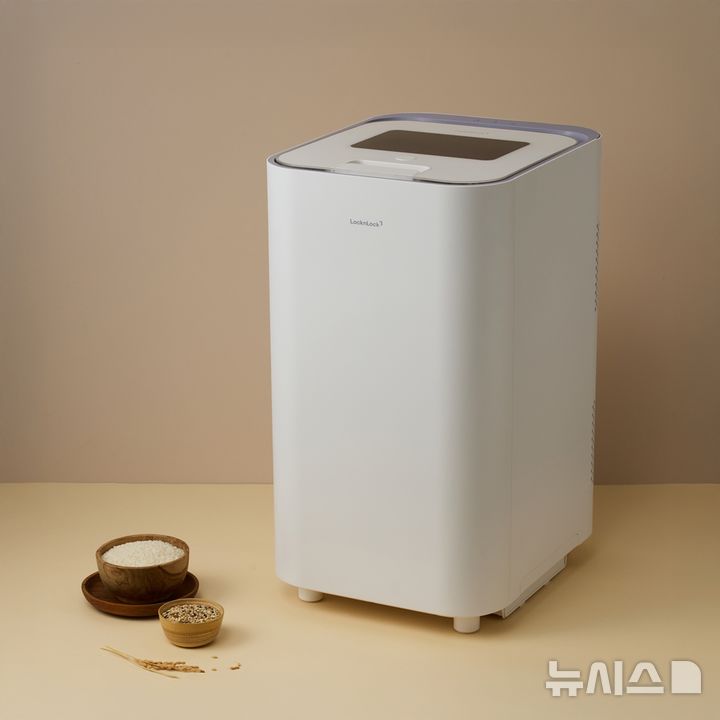 [서울=뉴시스] 락앤락 프레쉬 스텐 진공 쌀냉장고. (사진= 락앤락 제공)