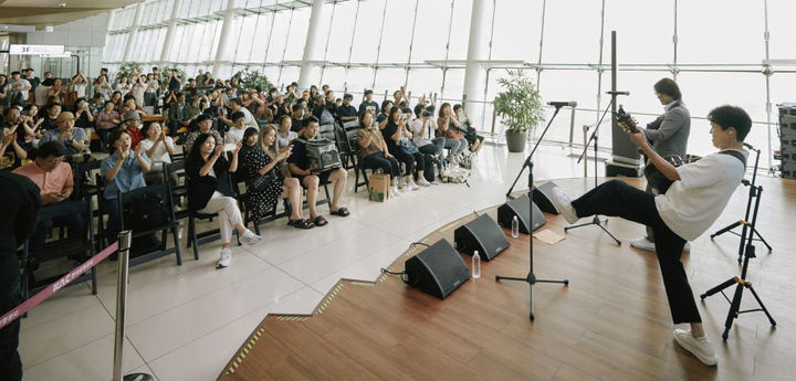 [서울=뉴시스] 사진은 지난 24일 김포공항 국내선 3층 나래마루에서 열린 음악공연 모습. 2025.06.25. (사진=한국공항공사 제공) photo@newsis.com *재판매 및 DB 금지