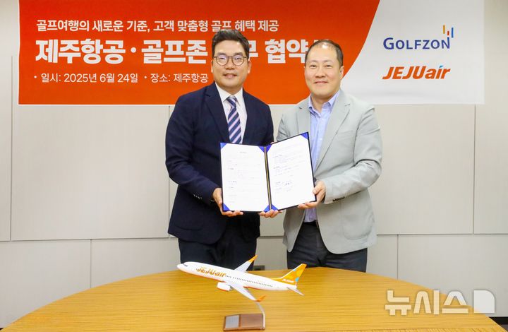 [서울=뉴시스] 골프존이 제주항공과 업무 제휴를 통해 양사 골프 멤버십 서비스 연계 혜택을 선보인다. 지난 24일 진행된 업무 협약식에서 왼쪽부터 손장순 골프존 플랫폼사업부장, 정재필 제주항공 커머셜본부장이 기념사진을 촬영하고 있다. (사진= 골프존 제공)