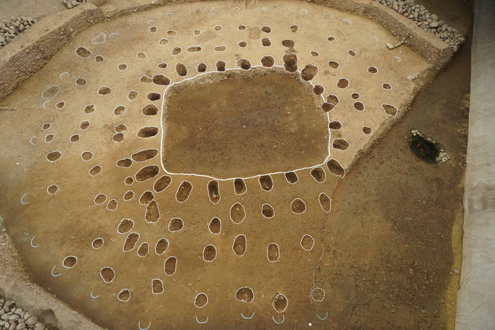 [서울=뉴시스] 경주 쪽샘 44호분 나무 기둥 구멍과 버팀나무 흔적(위-남쪽) (사진=국가유산청 제공) 2025.06.25. photo@newsis.com *재판매 및 DB 금지