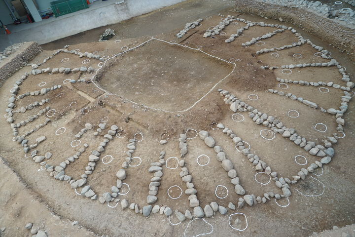 [서울=뉴시스] 경주 쪽샘 44호분 돌무지 기초부 돌렬과 흙둑 (사진=국가유산청 제공) 2025.06.25. photo@newsis.com *재판매 및 DB 금지