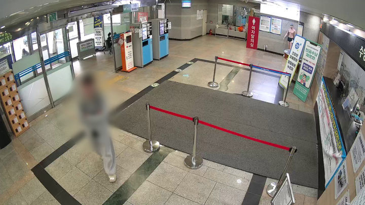 [창원=뉴시스] 폐쇄회로(CC)TV에 녹화된 경남 창원의 한 실내수영장 탈의실 옷장 상습절도 피의자. (사진=창원시청 제공) 2025.06. photo@newsis.com *재판매 및 DB 금지