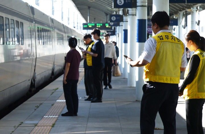 [서울=뉴시스] 수서발 고속열차(SRT) 운영사 에스알(SR)이 오는 27일부터 한달간 SRT 부정승차 집중단속기간을 운영한다고 25일 밝혔다. 사진은 특별기동검표단. 2025.06.25. (사진=SR 제공) photo@newsis.com *재판매 및 DB 금지