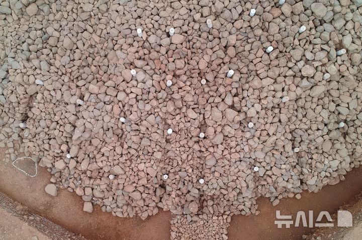 [서울=뉴시스] 돌무지 표면에 나무 기둥과 버팀나무 흔적 (사진=국가유산청 제공) 2025.06.25. photo@newsis.com