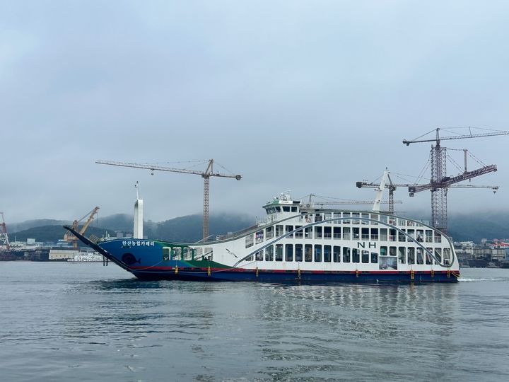 [창원=뉴시스] 경남 통영 한산농협카페리. (사진=경남도 제공) 2025.06.25. photo@newsis.com *재판매 및 DB 금지