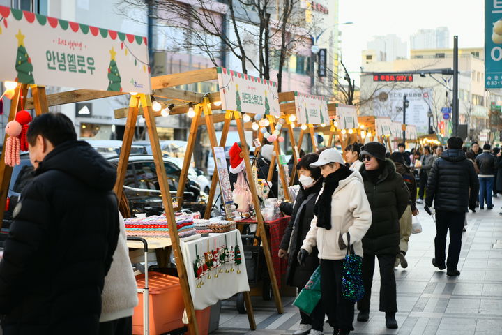 [속초=뉴시스] 지난해 12월 속초시 로데오 거리 일원에서 펼쳐지고 있는 설악 로데오거리 플리마켓 모습.(사진=속초시 제공)photo@newsis.com *재판매 및 DB 금지