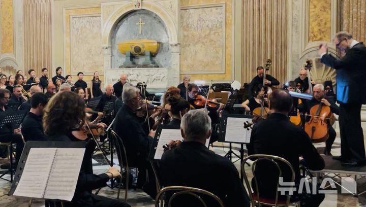 [제주=뉴시스] 제주4·3의 아픔과 화해, 평화의 메시지를 담은 '제주4·3평화레퀴엠 공연'이 24일 오후 이탈리아 로마의 산타마리아 델리 안젤리 에 데이 마르티리 성당에서 열리고 있다. (사진=제주도 제공) 2025.06.25. photo@newsis.com