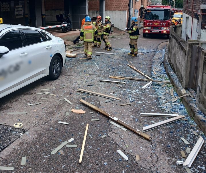 [인천=뉴시스] 25일 오전 인천 미추홀구 문학동 한 다세대주택에서 폭발사고가 발생해 소방 당국이 안전조치를 취하고 있다. (사진=인천소방본부 제공) 2025.06.25. photo@newsis.com *재판매 및 DB 금지