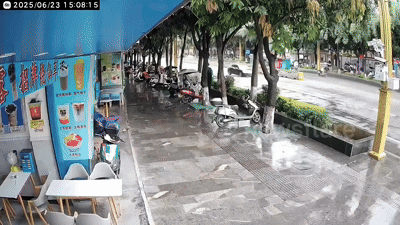 [뉴시스] 중국 원난성에서 싱크홀이 발생하며 차량이 떠오르는 장면이 포착됐다. (사진=docnhanh) *재판매 및 DB 금지