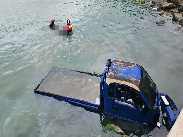 [완도=뉴시스] 25일 오전 전남 완도 소안면 가학리항 해상으로 추락한 차량 인근에서 30대 운전자가 숨진 채 발견돼 해경이 수습하고 있다. (사진=완도해경 제공) 2025.06.25. photo@newsis.com *재판매 및 DB 금지