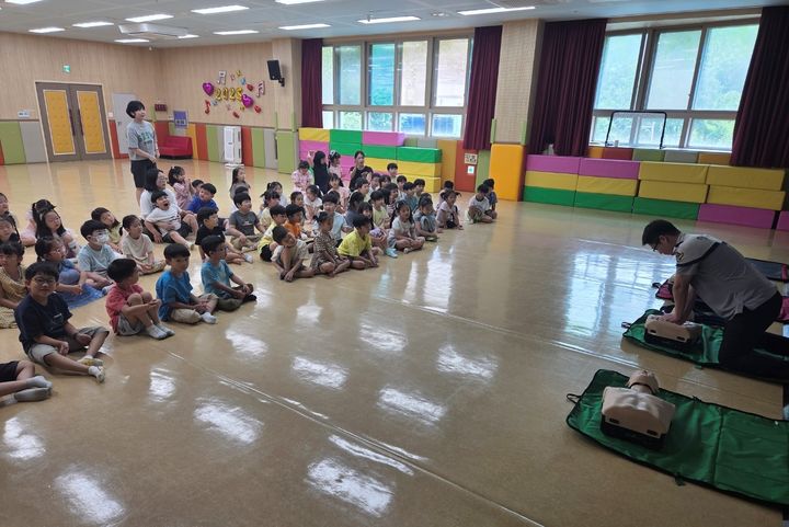 [동해=뉴시스] 동해해양경찰서가 어린이들을 대상으로 특별한 수업인 ‘찾아가는 연안안전교실’을 운영하고 있는 모습.(사진=동해해경 제공)photo@newsis.com *재판매 및 DB 금지