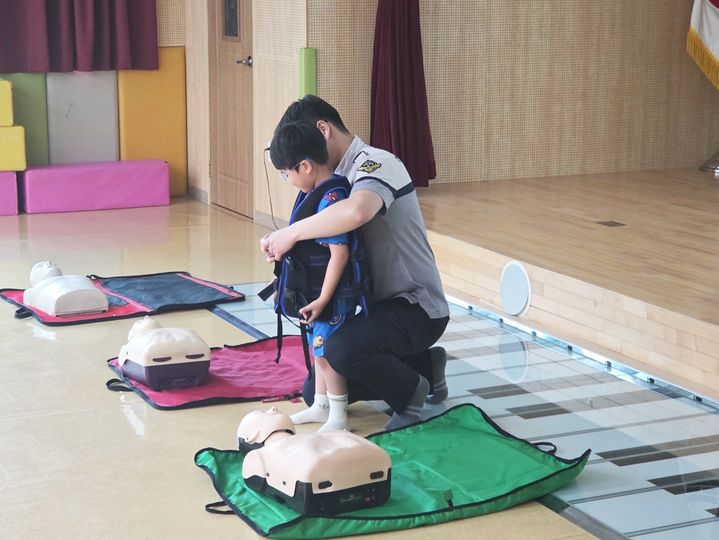 [동해=뉴시스] 동해해양경찰서가 어린이들을 대상으로 특별한 수업인 ‘찾아가는 연안안전교실’을 운영하고 있는 모습.(사진=동해해경 제공)photo@newsis.com *재판매 및 DB 금지