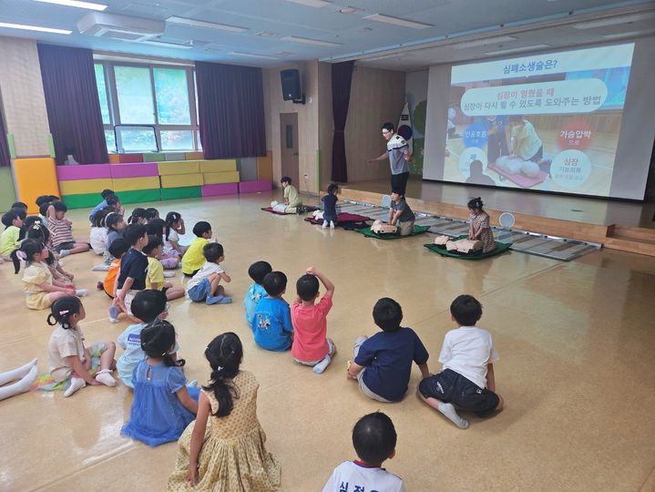 [동해=뉴시스] 동해해양경찰서가 어린이들을 대상으로 특별한 수업인 ‘찾아가는 연안안전교실’을 운영하고 있는 모습.(사진=동해해경 제공)photo@newsis.com *재판매 및 DB 금지