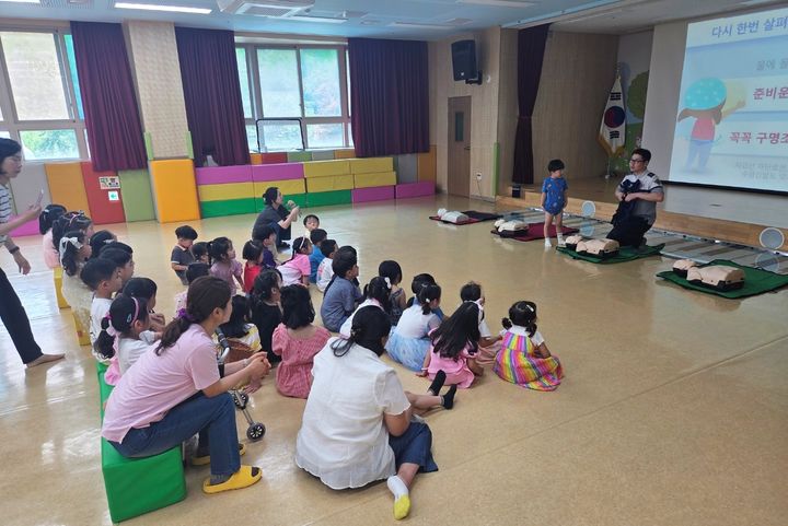 [동해=뉴시스] 동해해양경찰서가 어린이들을 대상으로 특별한 수업인 ‘찾아가는 연안안전교실’을 운영하고 있는 모습.(사진=동해해경 제공)photo@newsis.com *재판매 및 DB 금지