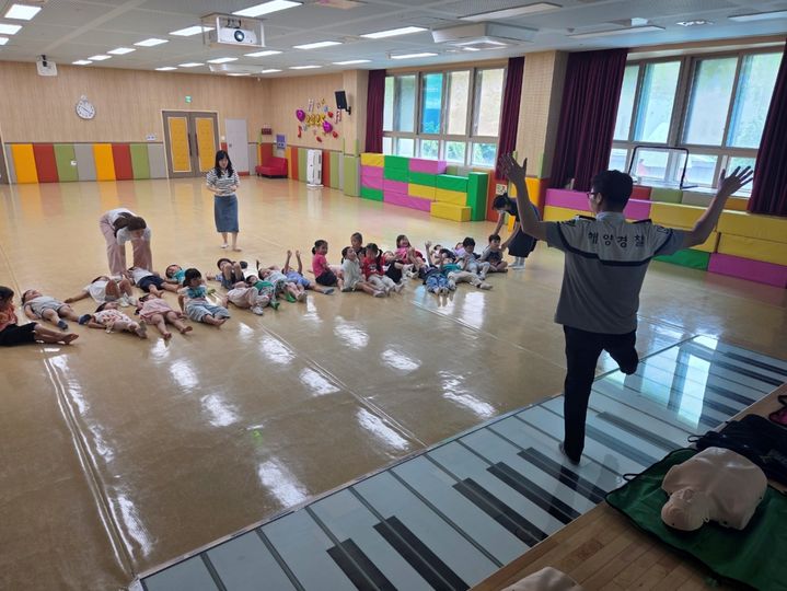 [동해=뉴시스] 동해해양경찰서가 어린이들을 대상으로 특별한 수업인 ‘찾아가는 연안안전교실’을 운영하고 있는 모습.(사진=동해해경 제공)photo@newsis.com *재판매 및 DB 금지