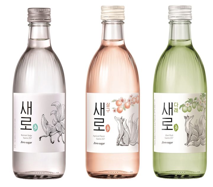 [서울=뉴시스] 롯데칠성음료의 소주 브랜드 '새로' 3종 모습. (사진=롯데칠성음료 제공) *재판매 및 DB 금지