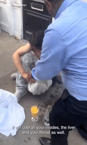 [뉴시스]영국 동런던에서 한 남성이 ‘세계에서 가장 매운 카레’를 먹고 식사 도중 갑자기 쓰러져 충격을 안기고 있다. (사진=데일리메일) *재판매 및 DB 금지