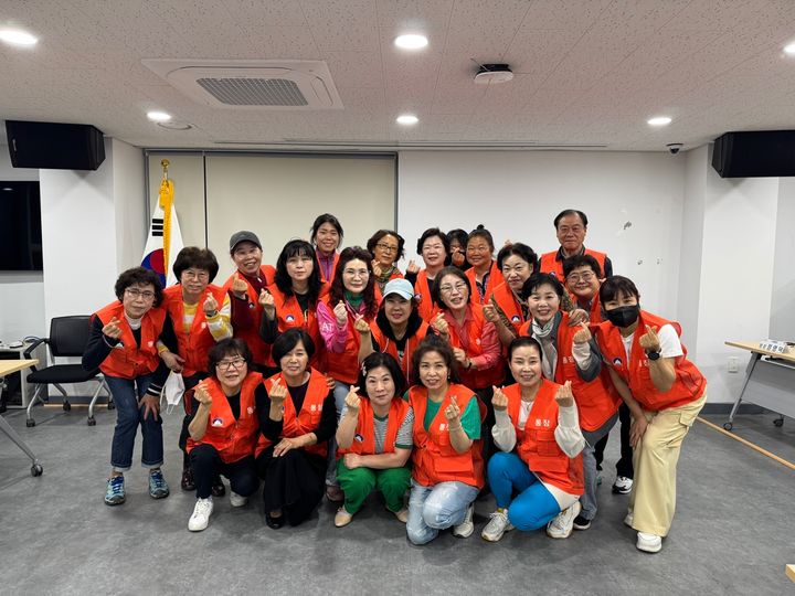 [서울=뉴시스] 도봉구 통장들이 직무 활동복을 입고 단체 사진을 찍고 있다. 2025.06.25. (사진=도봉구 제공) *재판매 및 DB 금지