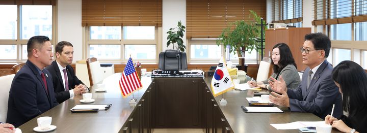 [대전=뉴시스] 고광효 관세청장(오른쪽줄 가운데)이 24일 서울본부세관에서 미국 관세국경보호청(CBP) 성현 하(Sung H. HA) 지역총괄국장(왼쪽줄 가운데)을 만나 양국 간 무역안보 공조방안에 대해 논의하고 있다.(사진=관세청 제공) *재판매 및 DB 금지