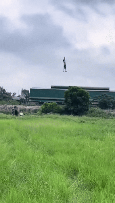 [뉴시스] 한 소년이 연에 매달려 공중으로 떠오르는 영상이 공개돼 네티즌들 사이에서 큰 화제다. (사진=docnhanh) *재판매 및 DB 금지