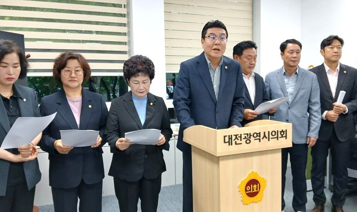 [대전=뉴시스] 조명휘 기자 = 국민의힘 소속 대전 동구지역구 시·구의원들이 25일 오전 대전시의회 기자실에서 대전역세권 복합2구역 개발사업과 관련해 더불어민주당 장철민 의원에 항의하는 회견을 하고 있다. 2025.06.25. photo@newsis.com *재판매 및 DB 금지