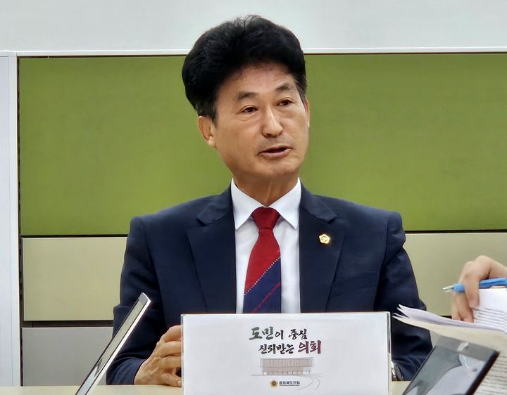 [청주=뉴시스] 이도근 기자= 이양섭 충북도의회 의장이 25일 충북도청에서 제12대 후반기 도의회 1주년을 맞아 그동안의 의정활동 주요 성과와 향후 운영 방향을 밝히고 있다. 2025.06.25. nulha@newsis.com *재판매 및 DB 금지