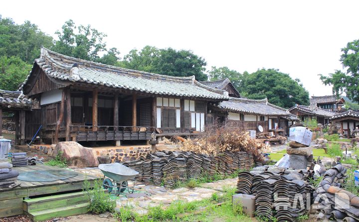 [포항=뉴시스] 송종욱 기자 = 6·25 전쟁 때 미군이 식수로 이용한 경북 경주시 강동면 인동리 고택 우물을 당시 미국의 종군 기자가 일간지에 소개한 사실이 최근 알려지면서 재조명되고 있다. 사진은 경북 경주시 강동면 인동리 경주손씨 고택 전경. 2025.06.25. sjw@newis.com