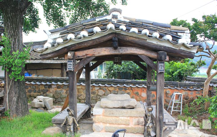 [포항=뉴시스] 송종욱 기자 = 6·25 전쟁 때 미군이 식수로 이용한 경북 경주시 강동면 인동리 고택 우물을 당시 미국의 종군 기자가 일간지에 소개한 사실이 최근 알려지면서 재조명되고 있다. 사진은 미군이 이용한 것으로 알려진 고택 우물 모습. 2025.06.25. sjw@newis.com