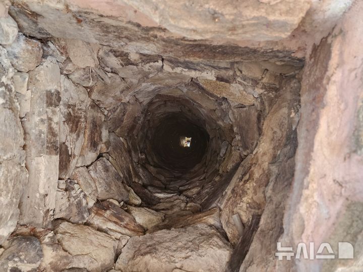 [포항=뉴시스] 송종욱 기자 = 6·25 전쟁 때 미군이 식수로 이용한 경북 경주시 강동면 인동리 고택 우물을 당시 미국의 종군 기자가 일간지에 소개한 사실이 최근 알려지면서 재조명되고 있다. 사진은 미군이 이용한 것으로 알려진 고택 우물 내부 모습. 2025.06.25. sjw@newis.com