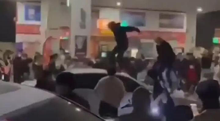 [서울=뉴시스]말다툼 끝에 한 남성이 패거리를 동원해 상대를 쫓고, 도망친 남성과 차량까지 무차별적으로 파손·폭행하는 사건이 발생했다.(사진= 青蜂侠) *재판매 및 DB 금지