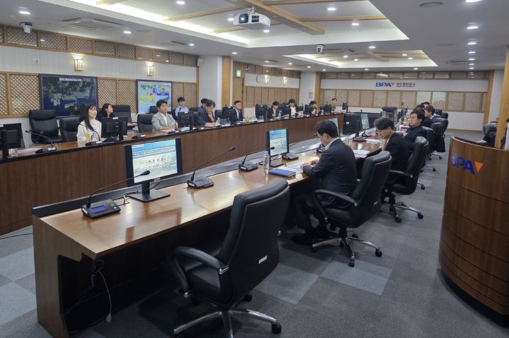 [부산=뉴시스] 24일 부산항만공사는 부산항 탄소중립 종합계획 수정 및 사업화 전략 수립 용역 착수 보고회를 진행하고 있다. (사진=부산항만공사 제공) 2025.06.25. photo@newsis.com *재판매 및 DB 금지
