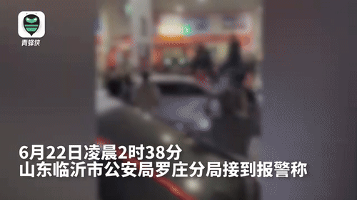 [서울=뉴시스]말다툼 끝에 한 남성이 패거리를 동원해 상대를 쫓고, 도망친 남성과 차량까지 무차별적으로 파손·폭행하는 사건이 발생했다.(사진= 青蜂侠) *재판매 및 DB 금지