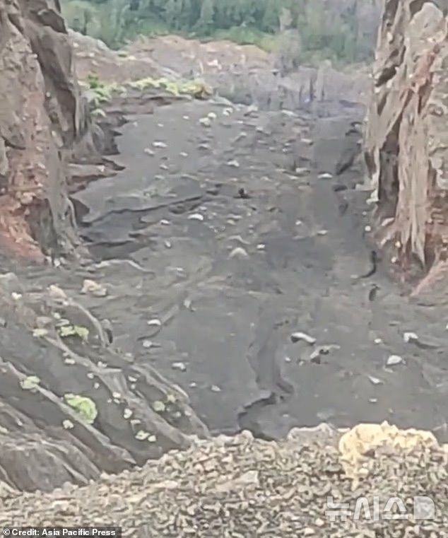 [뉴시스]브라질 관광객 줄리아나 마린스가 구조를 기다리며 경사면에 웅크리고 있다. (사진=데일리메일) 2025.6.24 