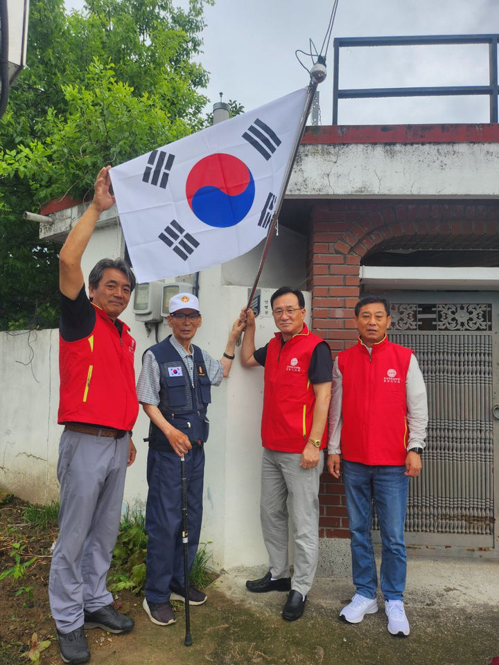 [밀양=뉴시스] 자유총연맹 밀양시지회에서 6·25 참전유공자 가정을 방문해 태극기 달아주기 운동을 펼치고 있다. (사진=밀양시 제공) 2025.06.25. photo@newsis.com *재판매 및 DB 금지