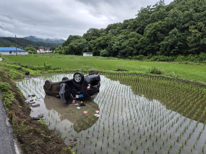[공주=뉴시스] 25일 오전 8시22분께 충남 공주시 계룡면 봉명리의 한 도로에서 승용차가 논으로 굴러 전복됐다. (사진=공주소방서 제공) 2025.06.25. photo@newsis.com *재판매 및 DB 금지