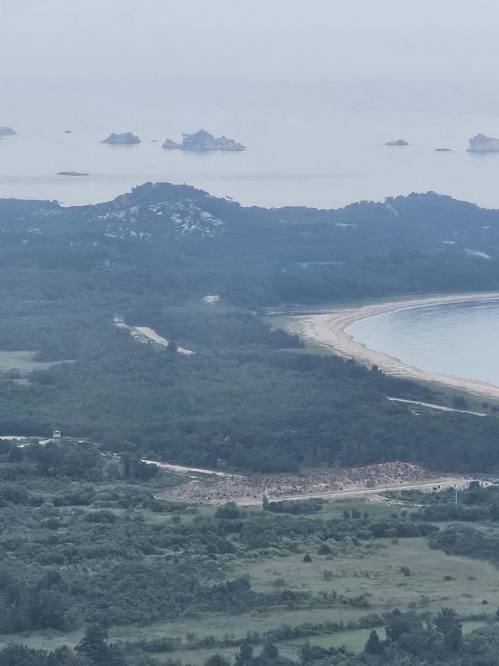 [고성=뉴시스] 옥승욱 기자 = 지난해 10월 북한군이 동해선에 남북 연결도로를 폭파한 뒤 흙언덕을 쌓아놓은 모습. 2025.06.25. okdol99@newsis.com *재판매 및 DB 금지