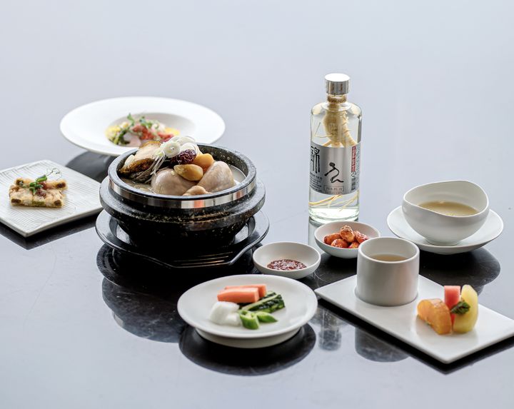 [부산=뉴시스] 부산 롯데호텔 한식당 무궁화가 선보이는 전복황기삼계탕. (사진=롯데호텔 제공) 2025.06.25. *재판매 및 DB 금지