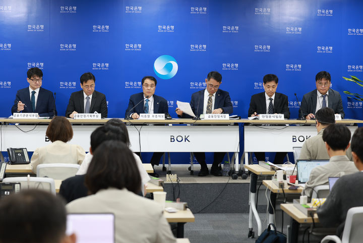 25일 오전 서울 중구 한국은행에서 열린 금융안정보고서(2025년 6월) 설명회사진 왼쪽부터 이종한 금융기관분석부장, 임광규 금융안정기획부장, 이종렬 부총재보, 장정수 금융안정국장, 문용필 안정분석팀장, 고경철 전자금융팀장(사진제공-=한국은행) *재판매 및 DB 금지