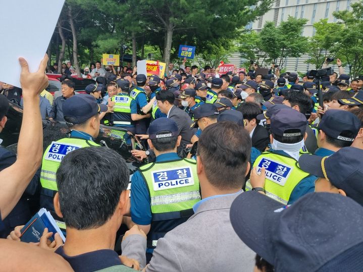 [완주=뉴시스] 최정규 기자 = 25일 전주-완주 통합 반대단체 측이 완주를 방문한 김관영 전북특별자치도지사의 차량을 막아서자 경찰관기동대들이 이를 저지하고 있다. 2025.06.25. *재판매 및 DB 금지