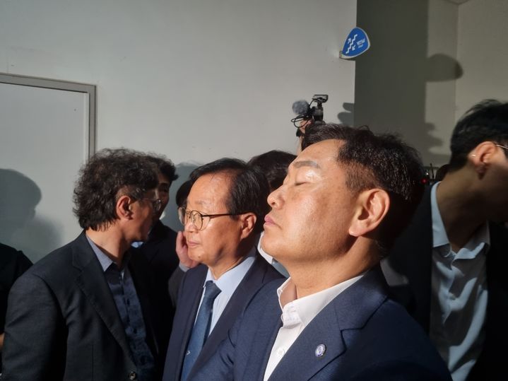 [완주=뉴시스] 최정규 기자 = 25일 전주-완주 통합 반대단체들이 완주군청 내부에 진입해 가로막자 고민에 빠진 듯한 김관영 전북특별자치도지사. 2025.06.25. *재판매 및 DB 금지