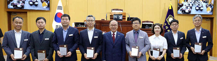 [서산=뉴시스] 조동식(가운데) 서산시의회 의장이 25일 올해 행감 우수부서로 선정된 8개 부서장에게 표창장을 건넨 후 기념 사진을 찍고 있다. (사진=서산시의회 제공) 2025.06.25. photo@newsis.com *재판매 및 DB 금지