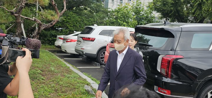 [창원=뉴시스] 25일 창원지법 마산지원에 들어서는 김창호 의령군의원.(사진=독자 제공) 2025.06.25. photo@newsis.com *재판매 및 DB 금지