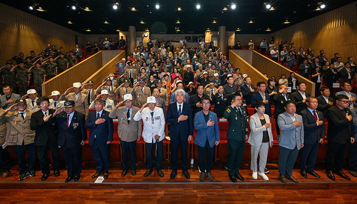 정선군은 25일 정선군 문화예술회관 공연장에서 6·25 참전용사와 유가족, 국가유공자와 보훈 가족, 지역 기관·단체장, 공무원, 주민 등이 참석한 가운데 6·25전쟁 75주년 기념식을 개최하고 있다.(사진=정선군 제공) *재판매 및 DB 금지