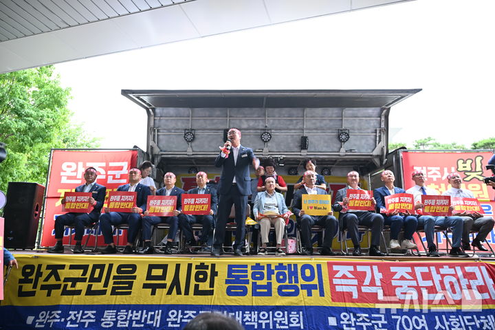 [완주=뉴시스] 완주군의회 10명의 의원들이 25일 김관영 전북지사의 완주군 방문에 맞춰 완주-전주 행정통합에 대한 강력한 반대 입장을 밝히며 삭발을 단행했다. 2025.06.25 (사진= 완주군의회 제공) *재판매 및 DB 금지