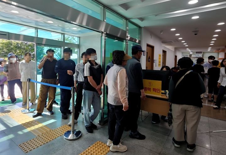 [울산=뉴시스] 지난 5일부터 50세 이상 전 군민을 대상으로 시행한 '대상포진 예방접종 지원사업'이 3주만에 백신을 전량 소진하며 마무리됐다. 대상포진 예방접종을 위해 대기 중인 울주군민들. (사진=울산 울주군 제공) 2025.06.25. photo@newsis.com *재판매 및 DB 금지