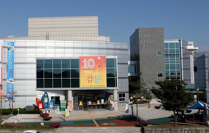 [태안=뉴시스] 태안문화예술회관 전경. (사진=태안군 제공) 2025.06.25. photo@newsis.com *재판매 및 DB 금지